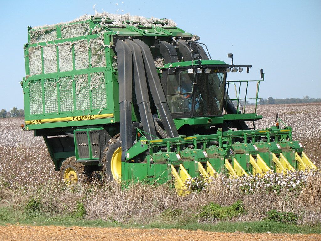 Cotton picking machine by Natalie Maynor licenced under CC BY 2.0