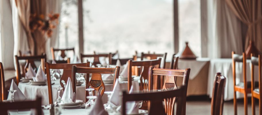 https://www.visionlinens.ie/media/magefan_blog/Restaurant_with_white_tablecloths_and_white_napkins.jpg