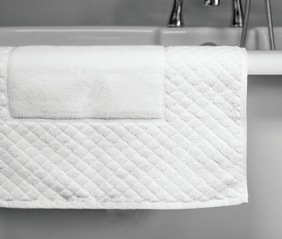 900 GSM Diamond Border 100 Cotton Bath Mat Clearance